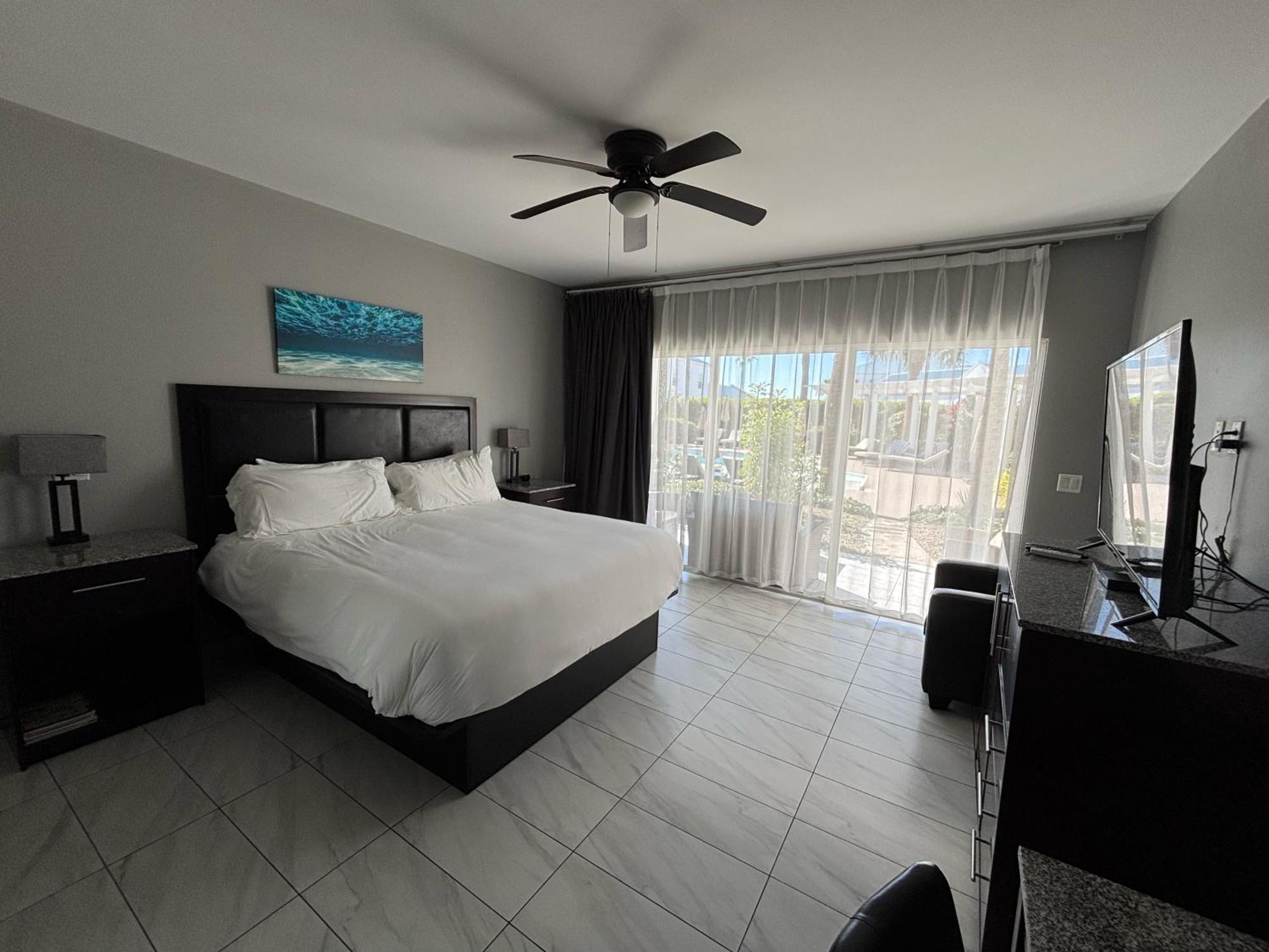 Grace Bay Suites Bagian luar foto