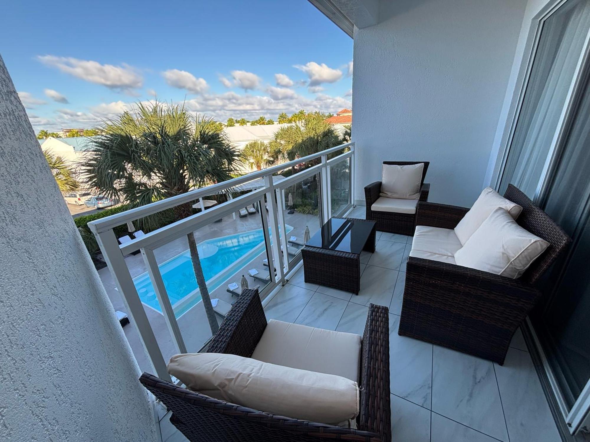 Grace Bay Suites Bagian luar foto